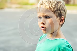 Lindo lindo chico verde en malo ánimo pensar. artístico emociones a haciendo gestos. o feliz infancia 