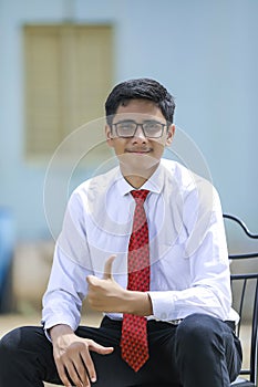 Pekný indický mladý chlapec nosenie biely košele a kravata 