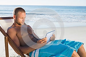 Lindo hombre su mientras broncearse 