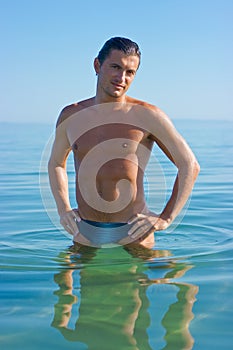 Hübsch mann im wasser 