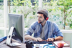 Lindo hombre en negocios computadora sobre el oficina 