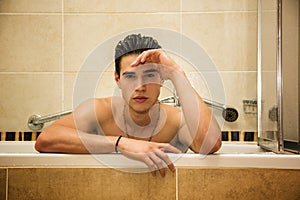 Pěkný mladý muž v vana na s koupel 