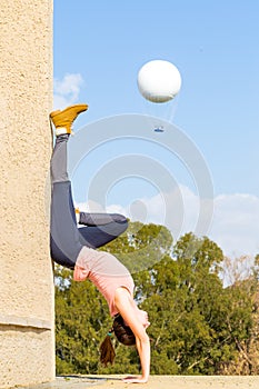 Stojka mladá žena jóga trénink horký vzduch balón 