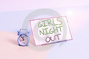 Rukopis dievčatá noc von. význam slobody a voľný na dievčatá v éra 