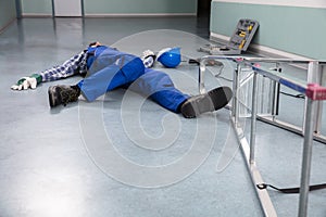 Trabajador de mantenimiento caído escalera 