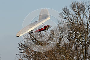 Hang glider pilot makes maneuvers