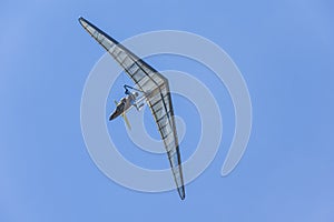 Hang glider wing making maneuvers