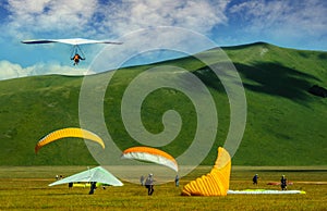 Hang gliders and paragliders in Castelluccio