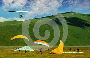 Hang gliders and paragliders in Castelluccio photo