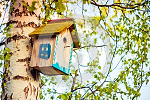 Hanging bird house box