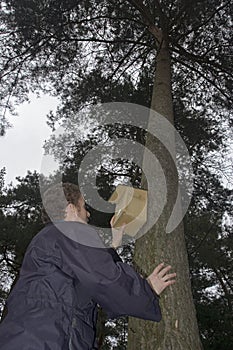 Hanging a nestbox, Nestkast ophangen