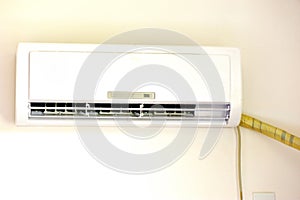 Hanging type air conditioner