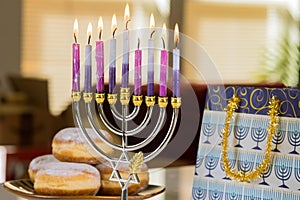 Durante jánuca celebraciones judios celebrar judaísmo cual es un familia tradiciones la luz velas adentro 