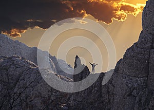 Štěstí horolezec na západ slunce 
