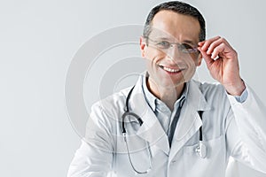 Šťastný dospelý lekár na pracovisko a pozerá na 