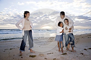 Contento famiglia da quattro sul Spiaggia 