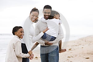 Feliz familia de cuatro sobre el Playa 