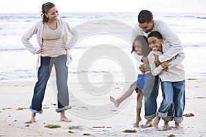 Feliz familia sonriente sobre el Playa 