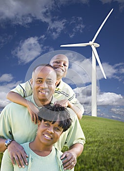 Contento americano famiglia un vento turbina 