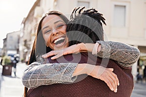 Happy african couple having fun hugging outdoor in the city - Focus on girl face