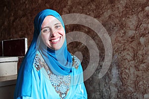 Šťastný muslimská žena nosenie hidžáb 