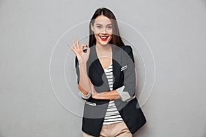 Contento asiatico donna d'affari visualizzato 