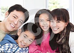 Feliz asiático familia 