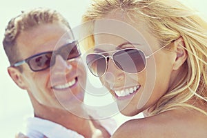 Feliz atractivo una mujer a hombre en gafas de sol sobre el Playa 