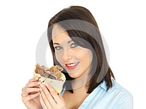 Contento attraente giovane donna mangiare 