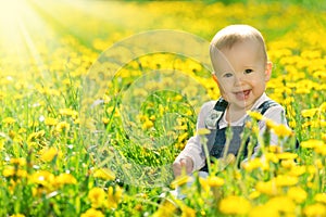 Šťastný dieťa na lúka kvety na príroda 