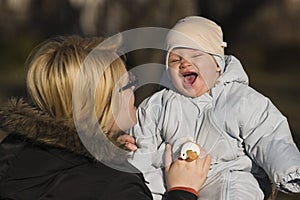 Contento un bambino madre 