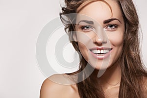 Feliz mujer hermosa. lindo sonrisa dientes blancos 