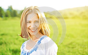 Feliz hermoso mujer joven sonriente a sobre el naturaleza 