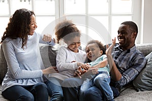Contento nero famiglia sorridente solletico sul 