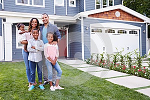 Contento nero famiglia in piedi al di fuori loro casa 