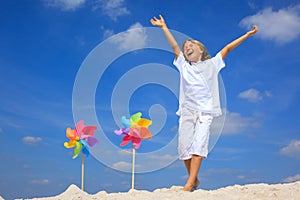 Contento ragazzo sul Spiaggia 