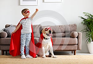 Contento ragazzo un il cane supereroe sul 