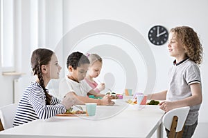 Schüler auf der tisch gesund mahlzeit auf der 