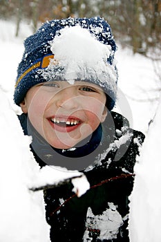 Šťastný chlapec na sníh 