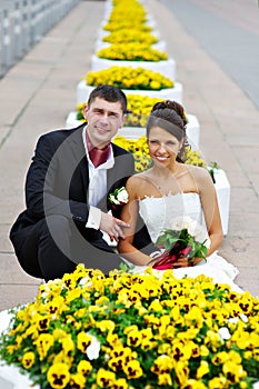 Šťastný nevěsta a ženich nejblíže květiny 
