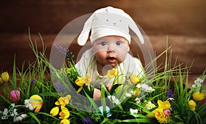 Contento un bambino Vestito come pasqua coniglietto coniglio sul erba 