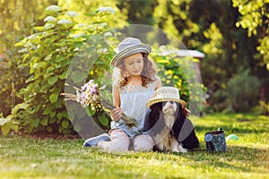 Feliz relajante en el verano jardín su espanol el perro 