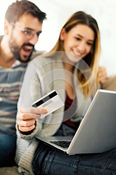 Conectado a internet compras computadora portátil crédito tarjeta compras feliz 