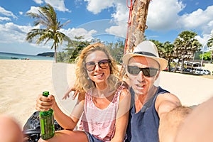 Happy couple taking selfie at beach - Travel lifestyle concept