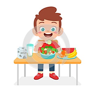 Contento Carino un bambino ragazzo mangiare salutare pasto 