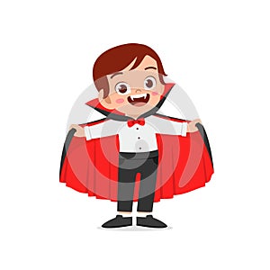 Feliz lindo pequeno un nino chico a celebrar ellos usan un vampiro traje capa 
