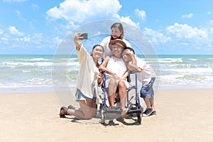 Šťastný invalidní starší žena v invalidní vozík výdaje společně rodina na dovolená dovolená. asijský babička 