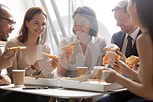 Contento diversificato dipendenti contento una grande sfoglia circolare di pasta leggera divertirsi durante rompere comune 