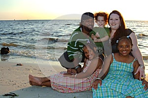 Šťastný rozmanitý rodina na pláž 