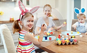 Contento pasqua! famiglia madre un colore uova 